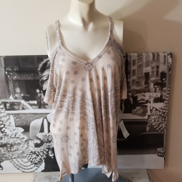 Lucky Brand Tops - NWT LUCKY BRAND💟Cold Shoulder Tee